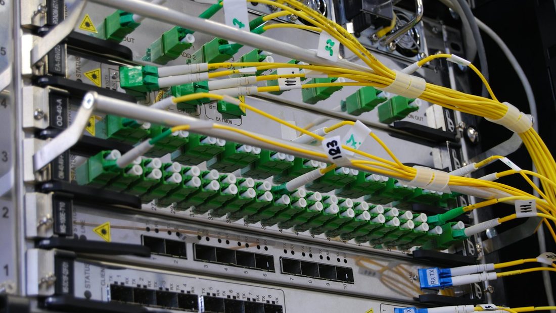Tiroir optique avec connecteurs verts SC/APC et jarretières jaunes dans une baie télécom — contrôle physique